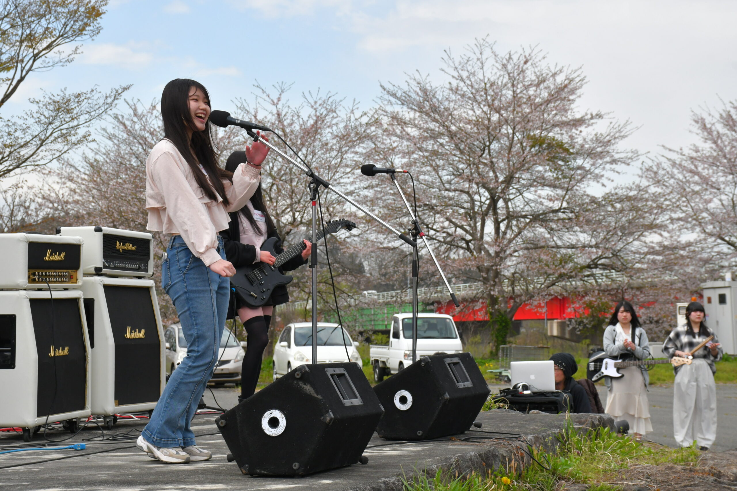 軽快サウンド響く　高校生団体が野外ライブ（水沢）