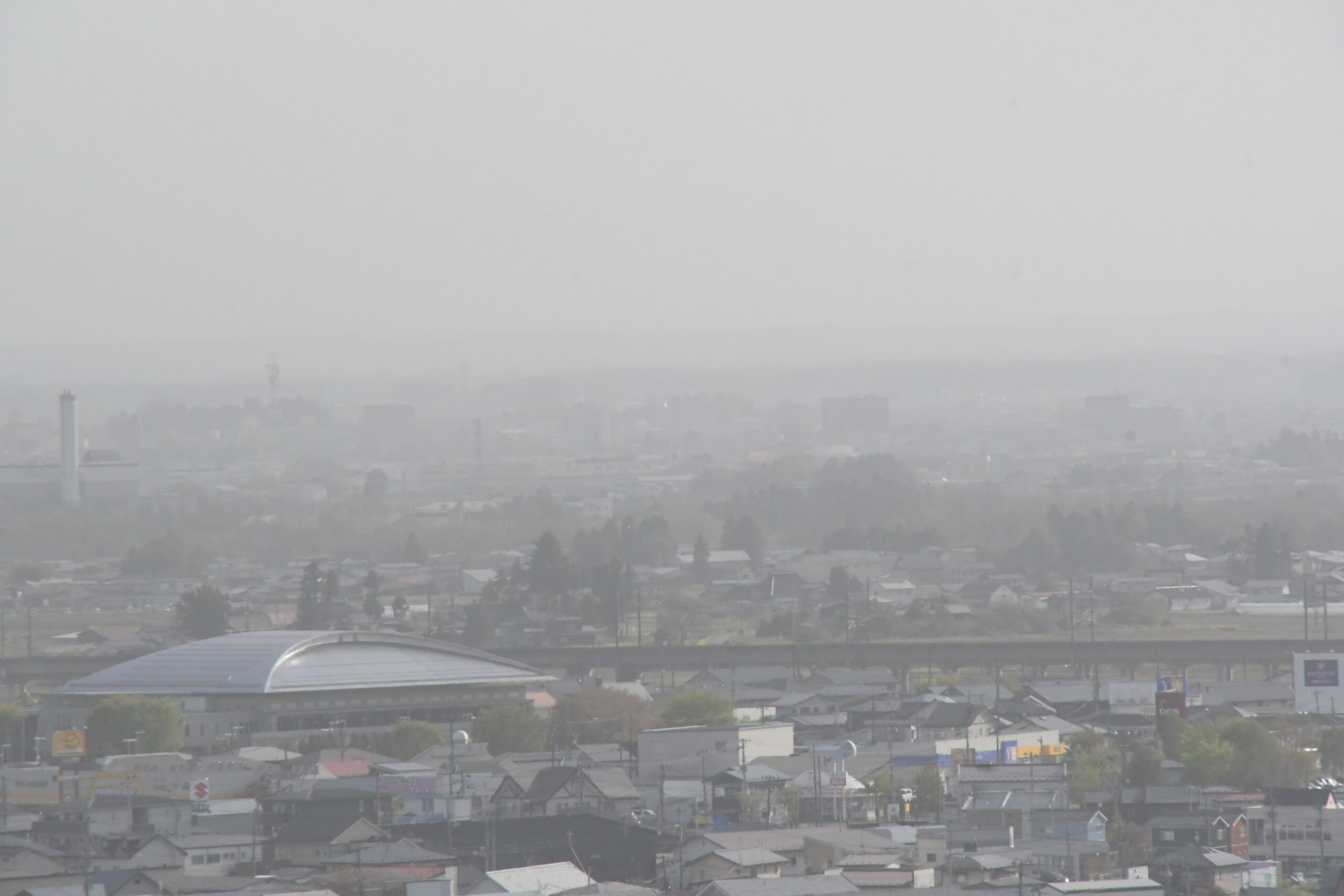 黄砂飛来　かすむ町並み