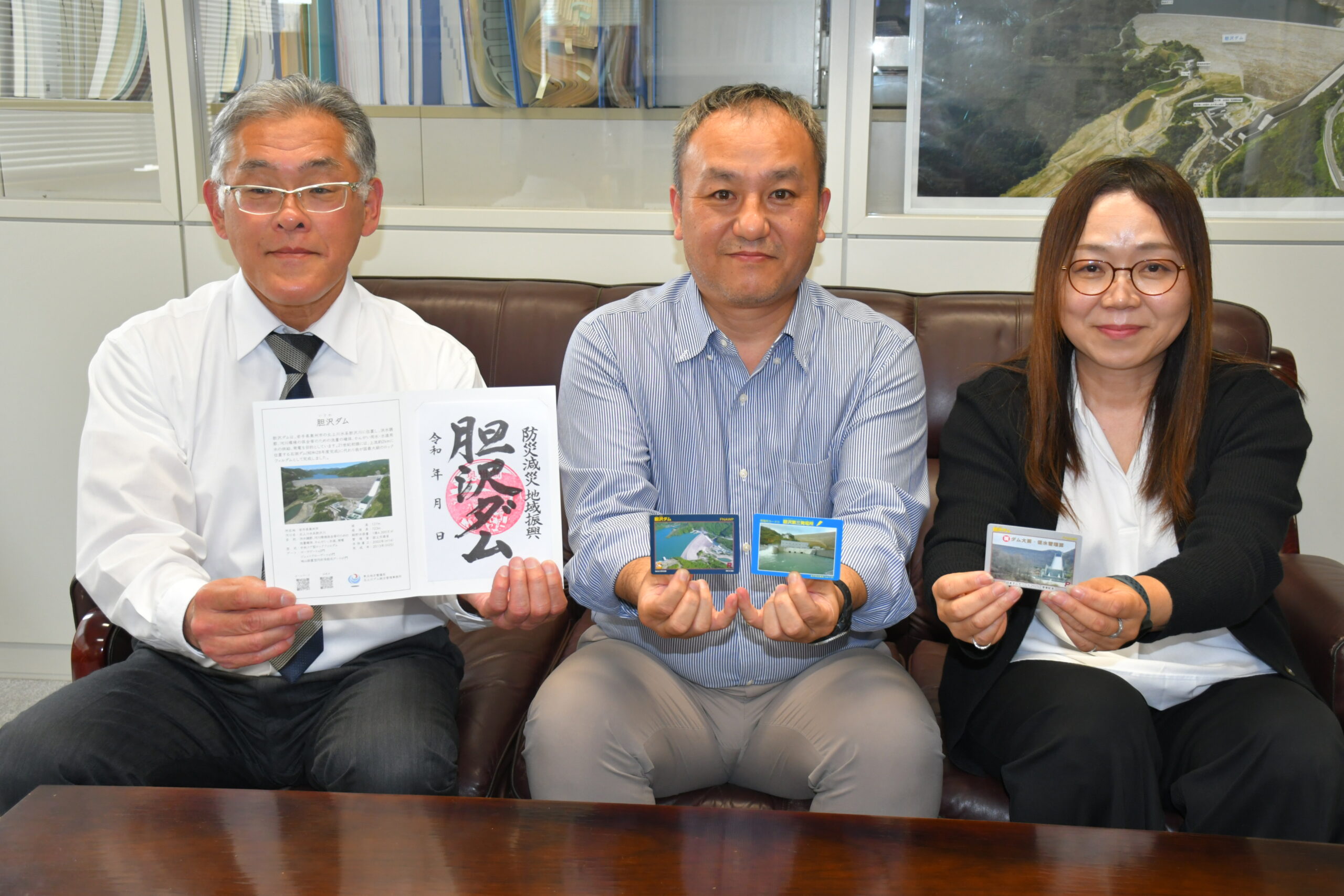 胆沢ダム  日本ダムアワード2025大賞・低水管理賞  受賞記念のカード配布