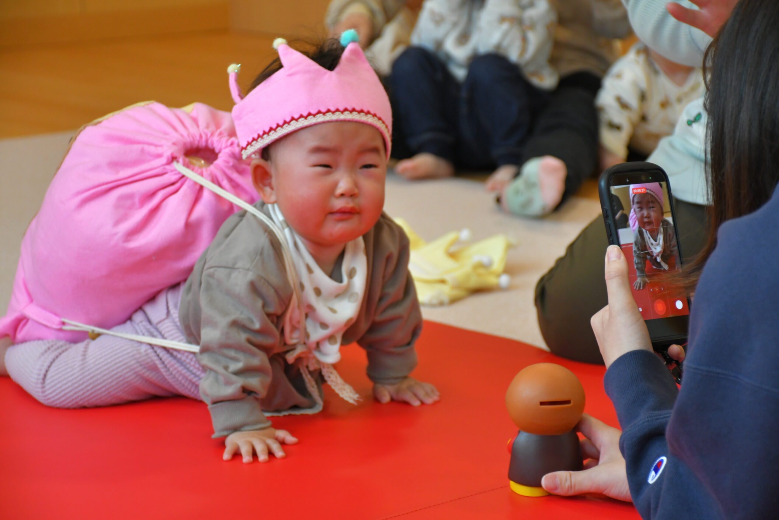 健やかな成長願う  一升パン背負い（いさわこども園子育て支援センター）