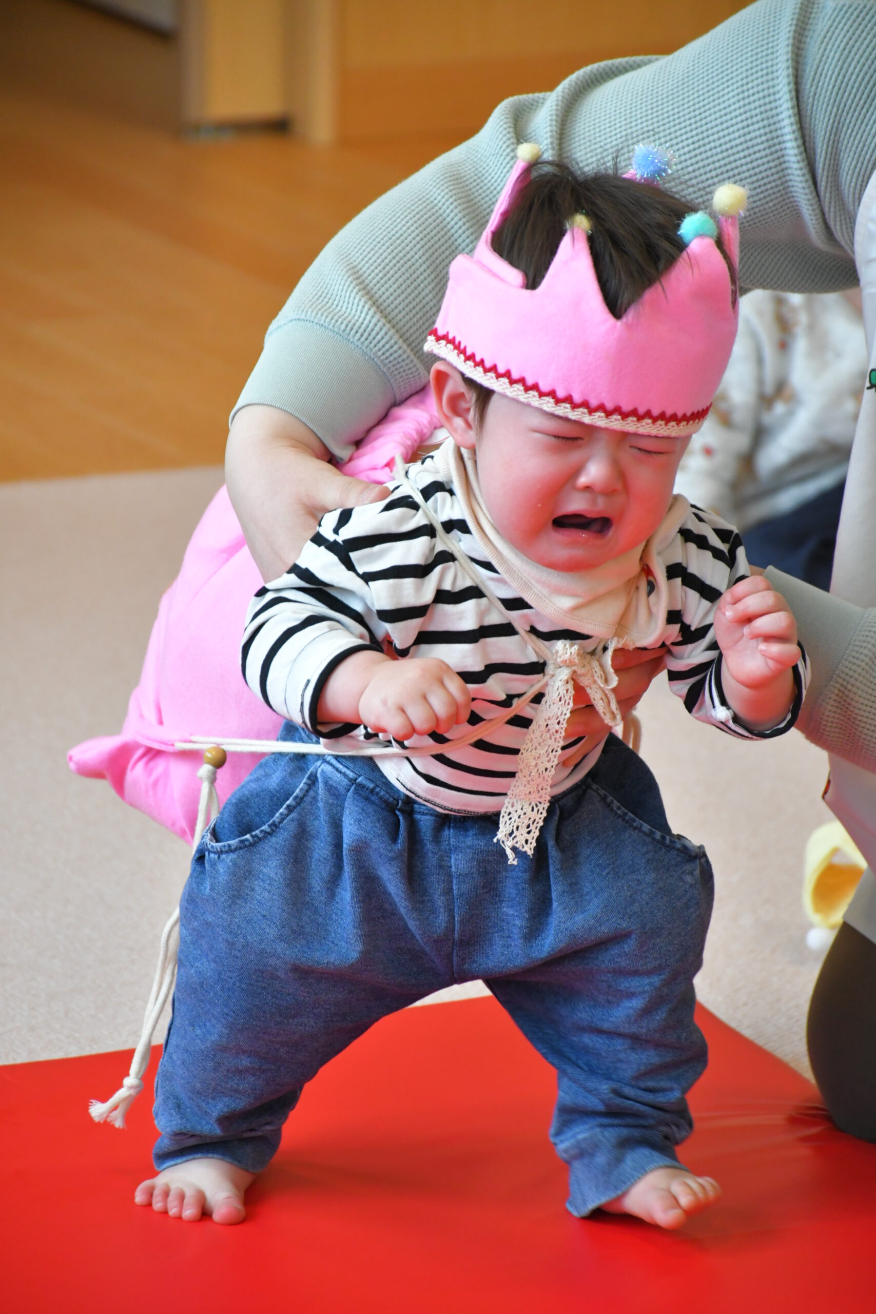 健やかな成長願う  一升パン背負い（いさわこども園子育て支援センター）