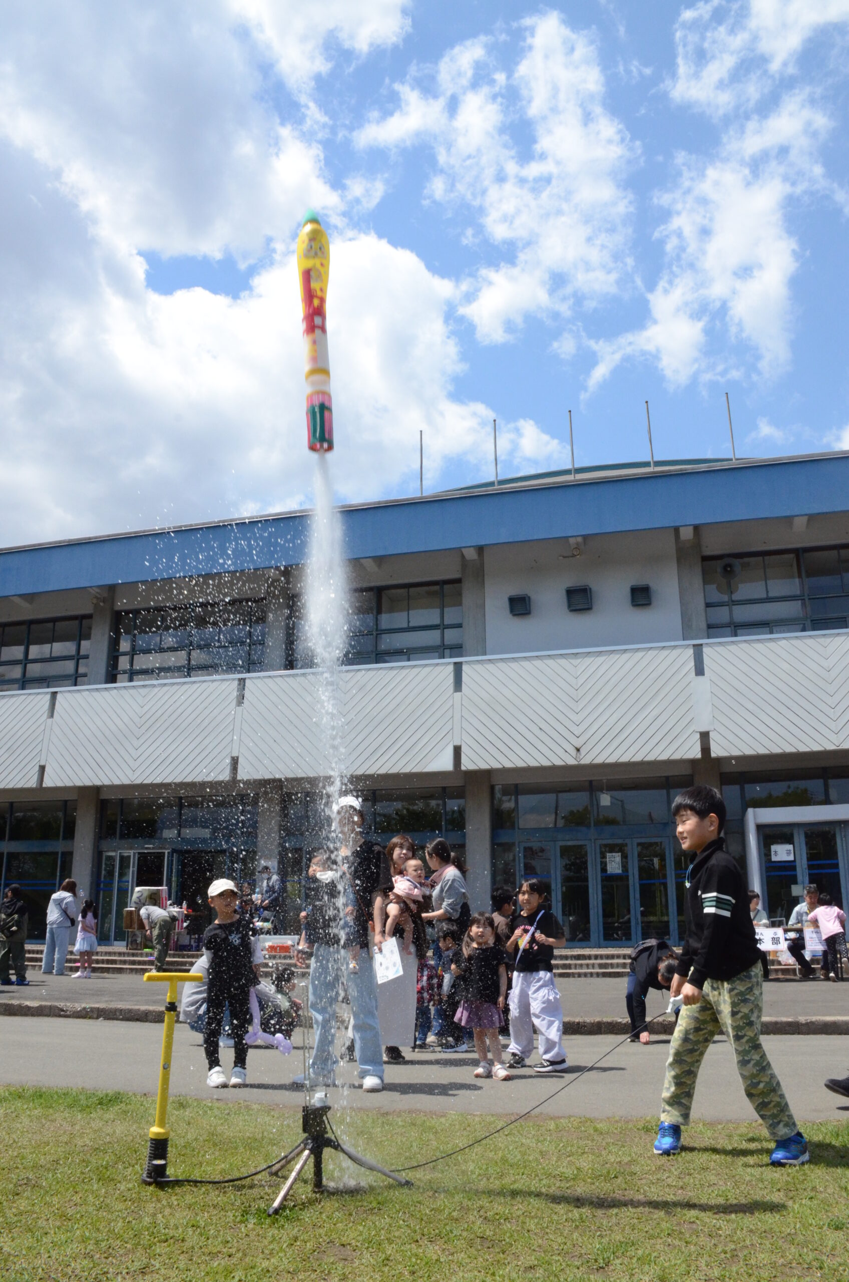 未来につなぐ　輝く笑顔（節目の50回、水沢の「ちびっ子まつり」）