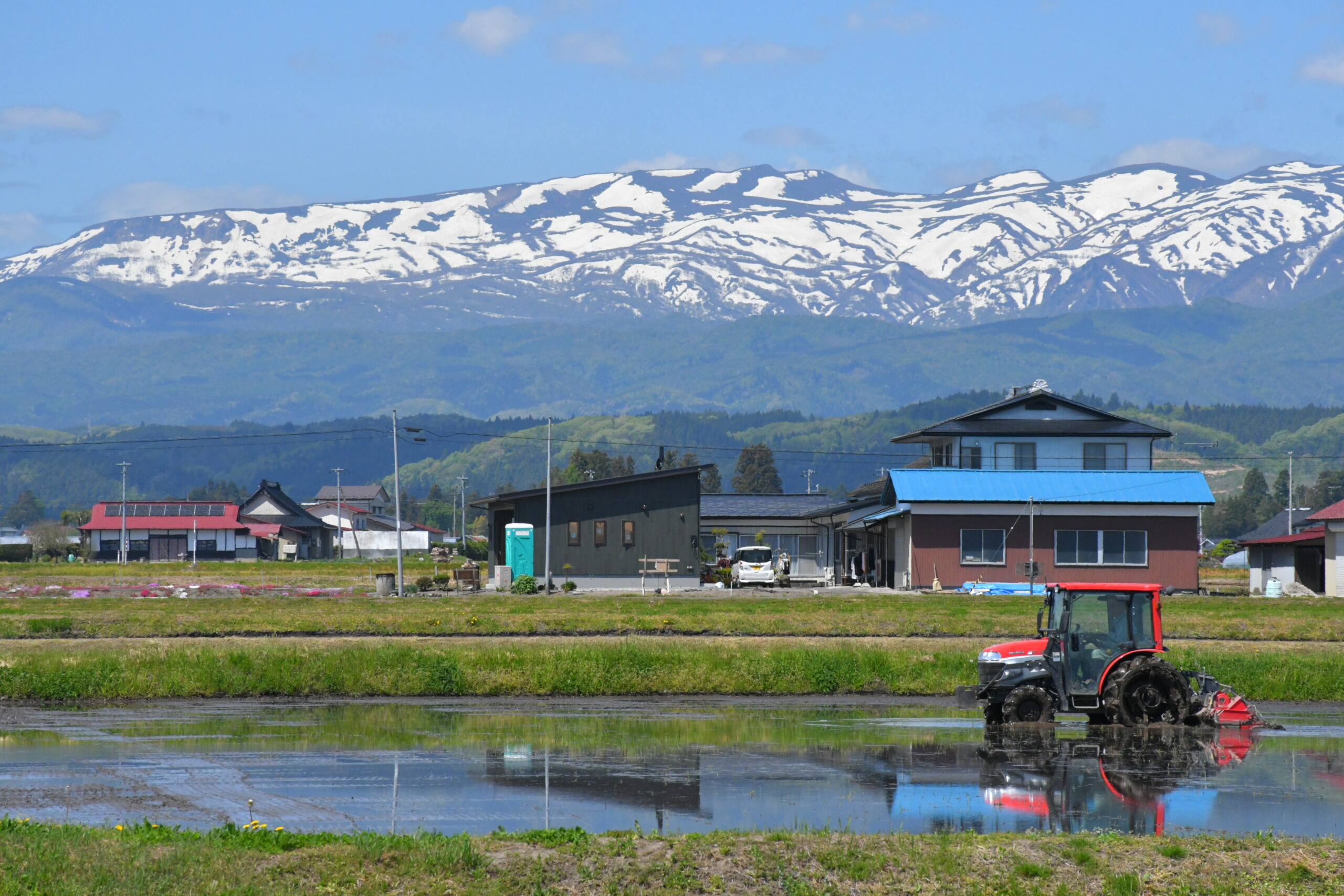 焼石連峰 雪形「ハル」鮮明 胆沢平野　汗ばむ陽気