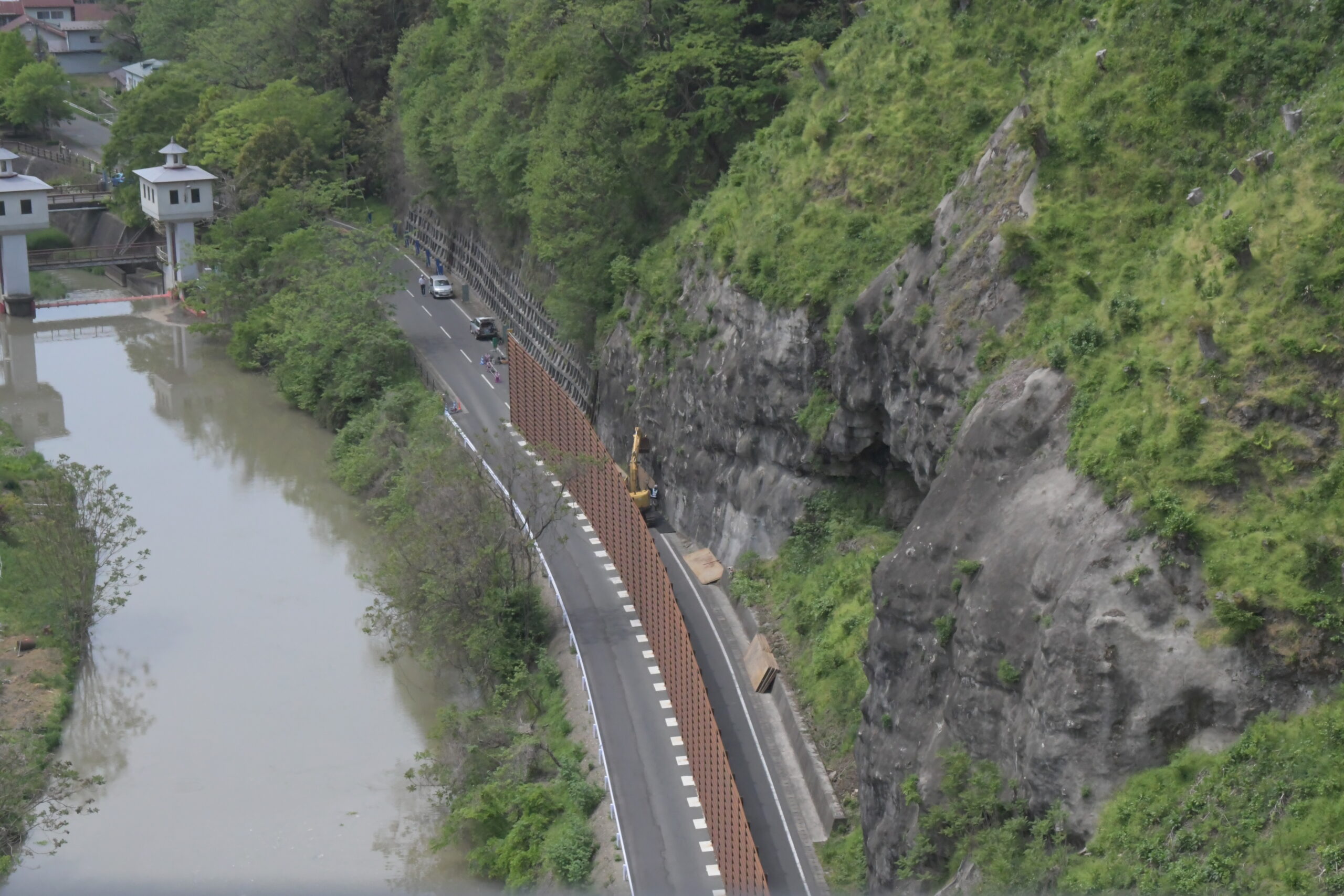 日中通行止め始まる（江刺の主要地方道・水沢米里線で切土工事）