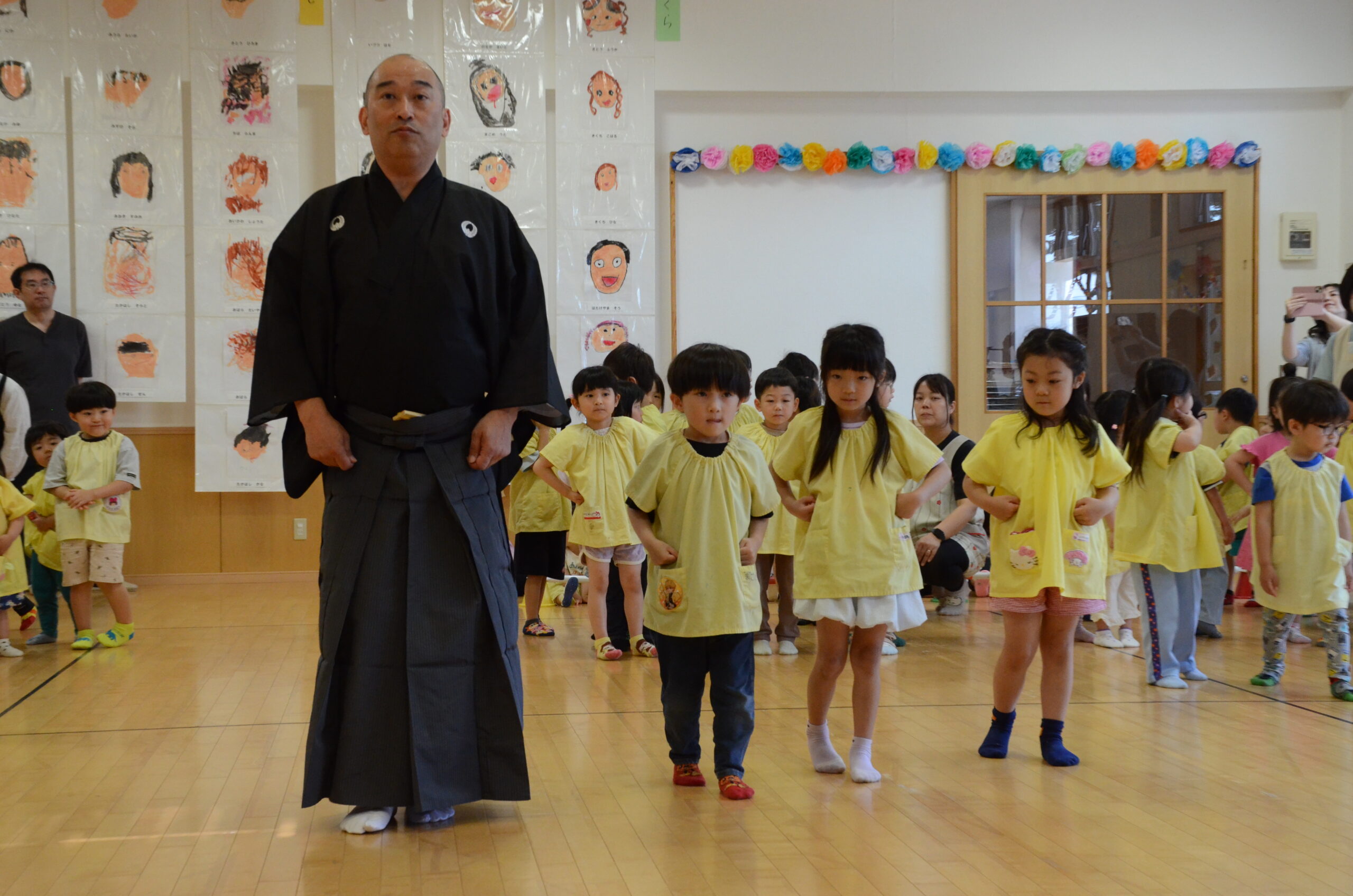 伝統芸能の魅力伝える  お笑いコンビ「やるせなす」石井康太さん  狂言師として体験会（水沢）