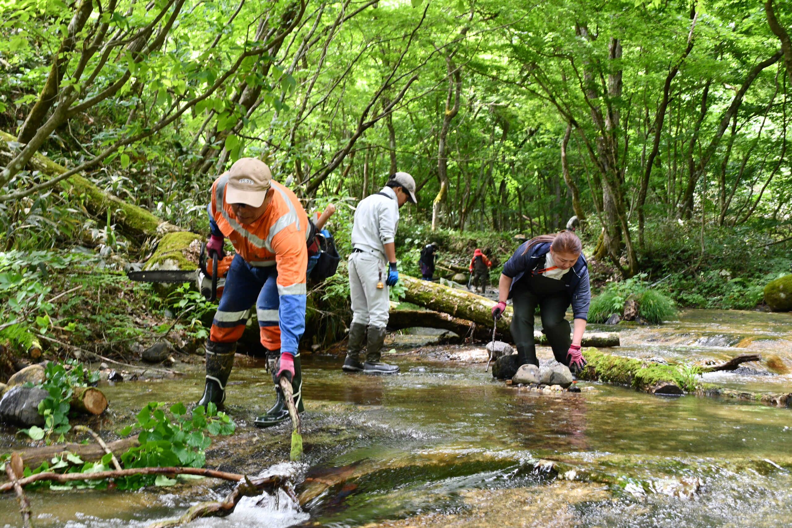 多くの人親しむ豊かな自然いつまでも　せせらぎ楽しみ川清掃 （衣川）