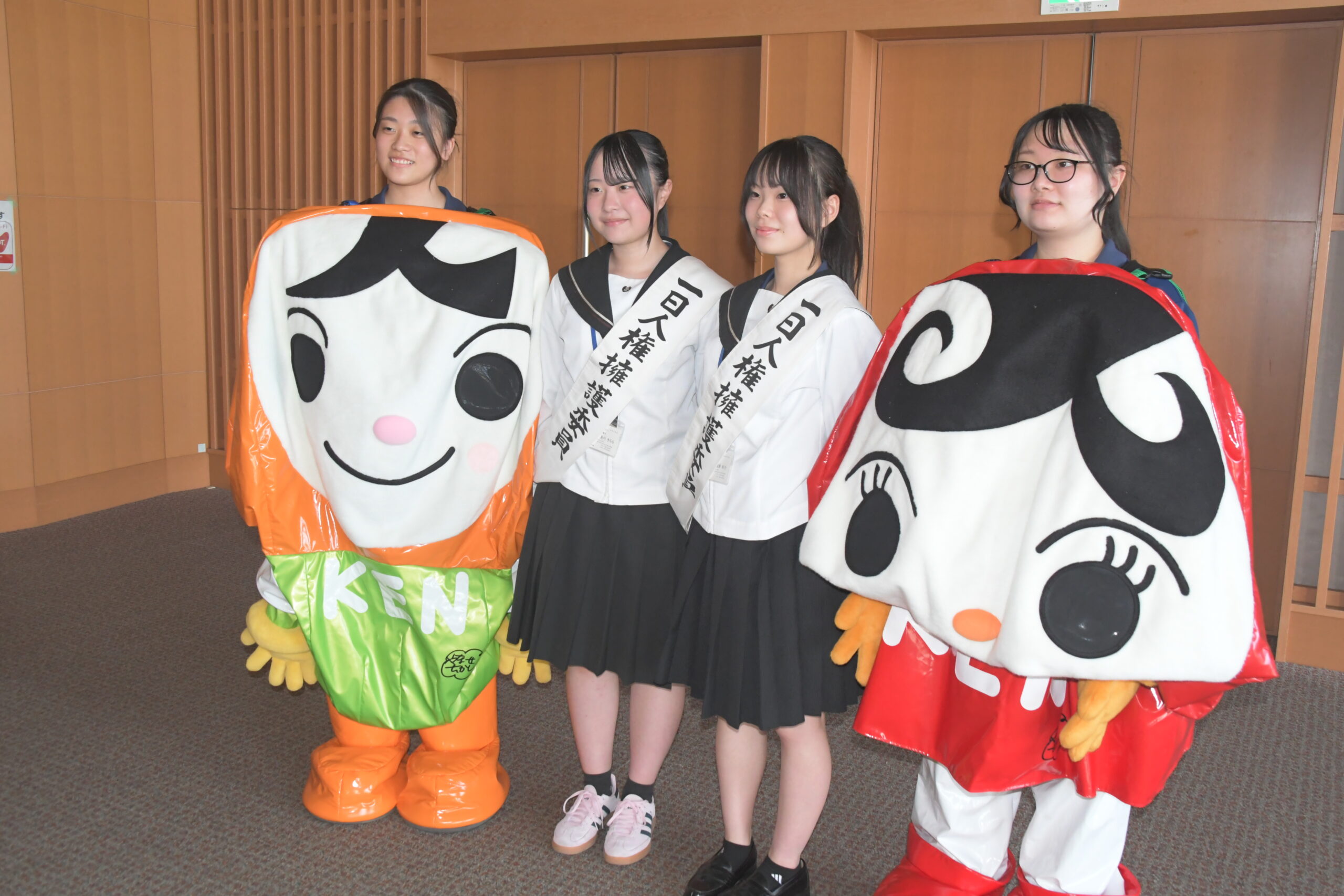 人権イメージキャラクターに変身！（岩谷堂高生が啓発活動）
