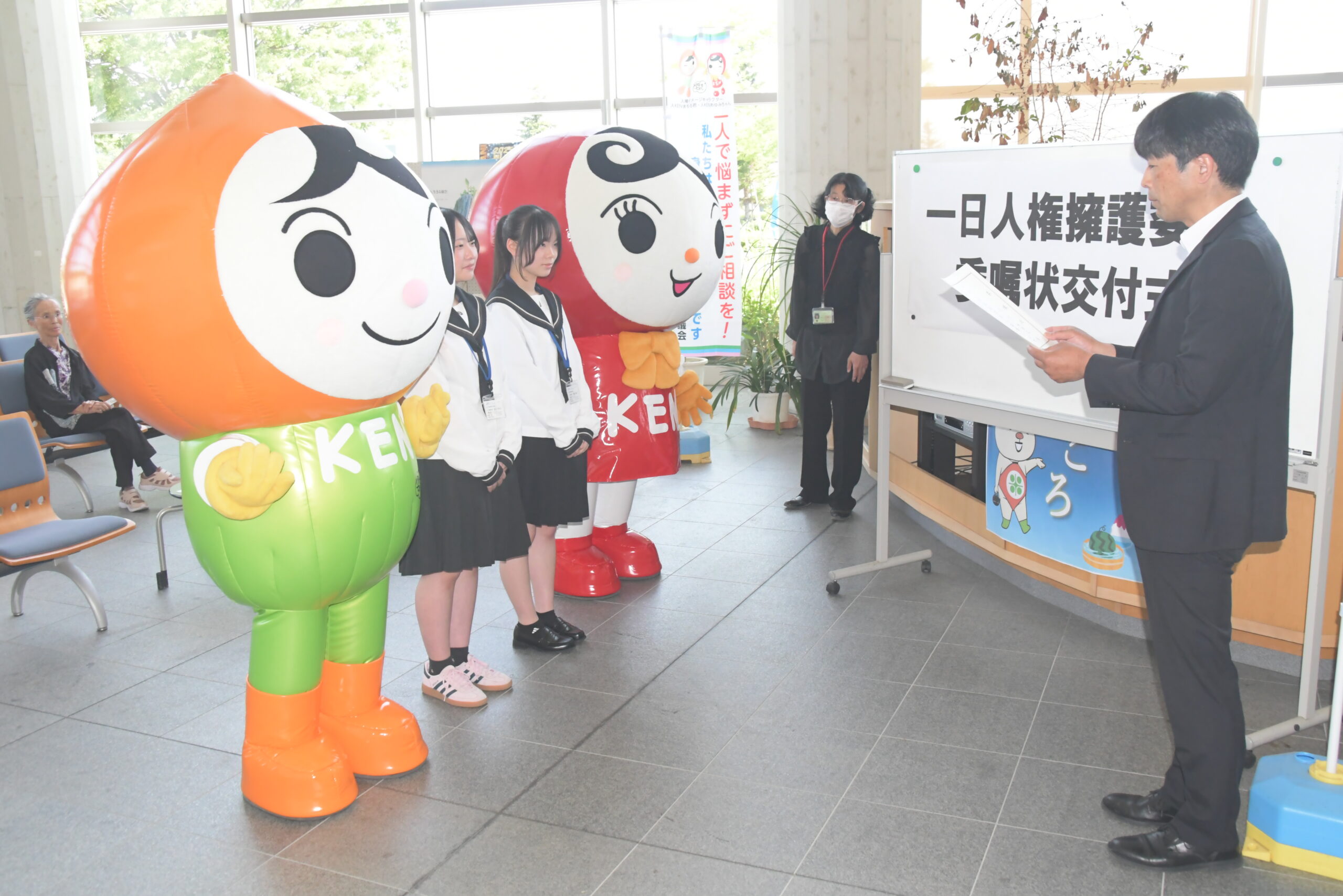 人権イメージキャラクターに変身！（岩谷堂高生が啓発活動）