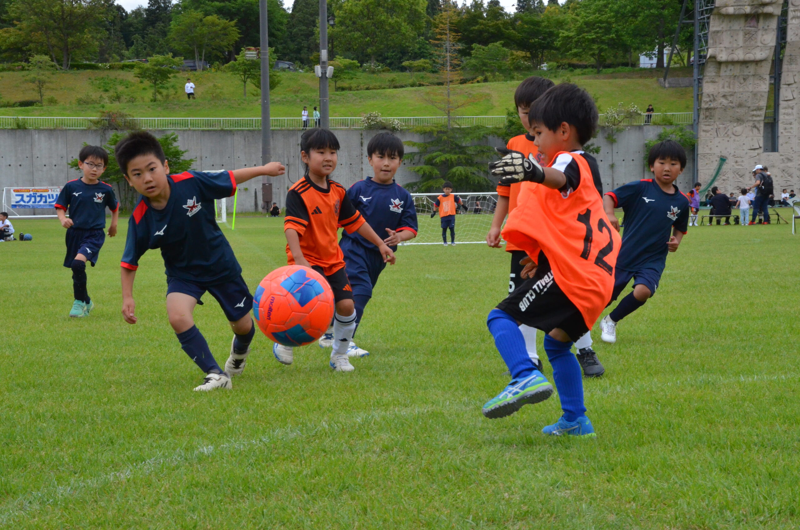 サッカーでつながろう   県内２５チームが交流（水沢）