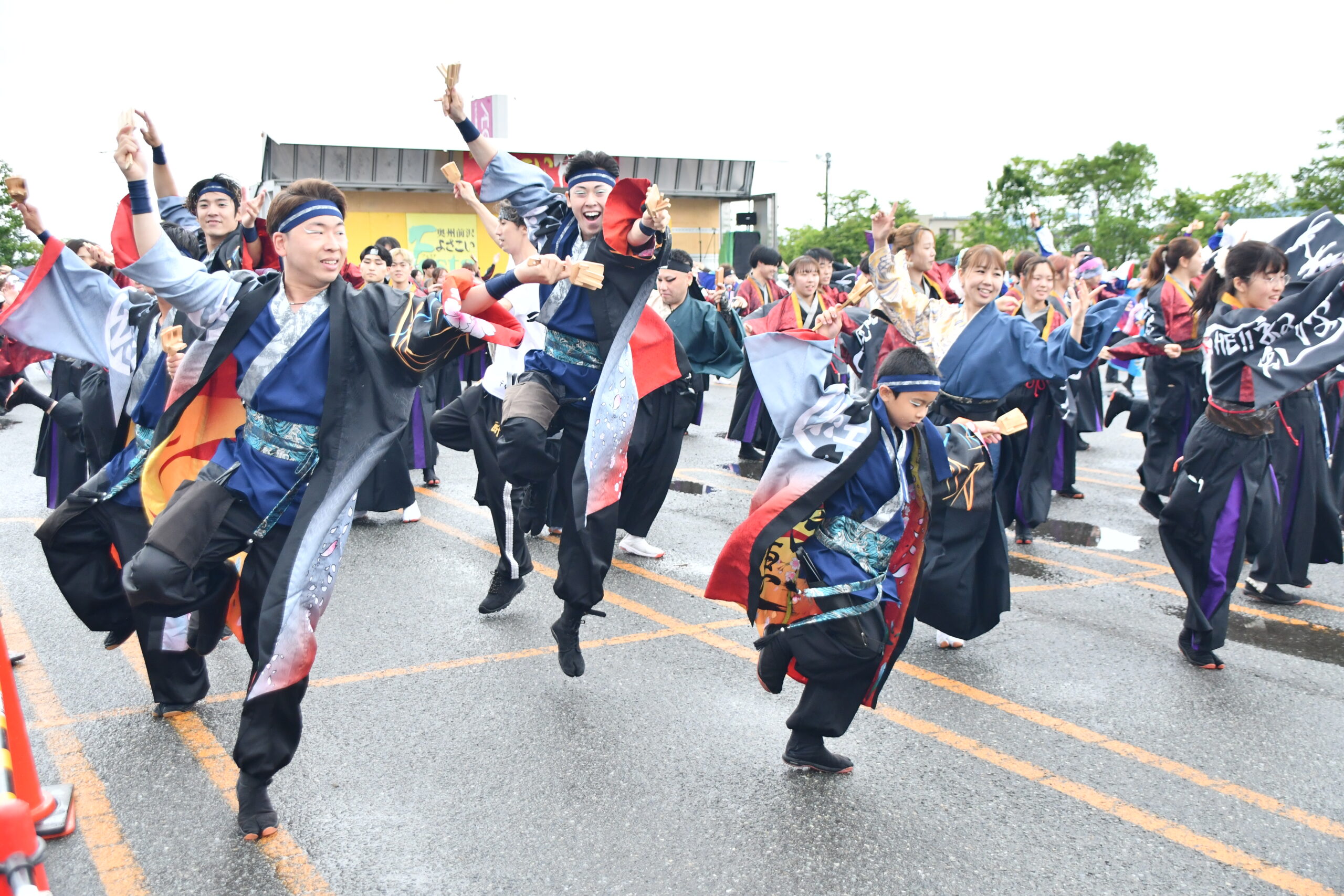 よさこい　まちに熱気、前沢でフェスタ 県内外37団体が迫力演舞