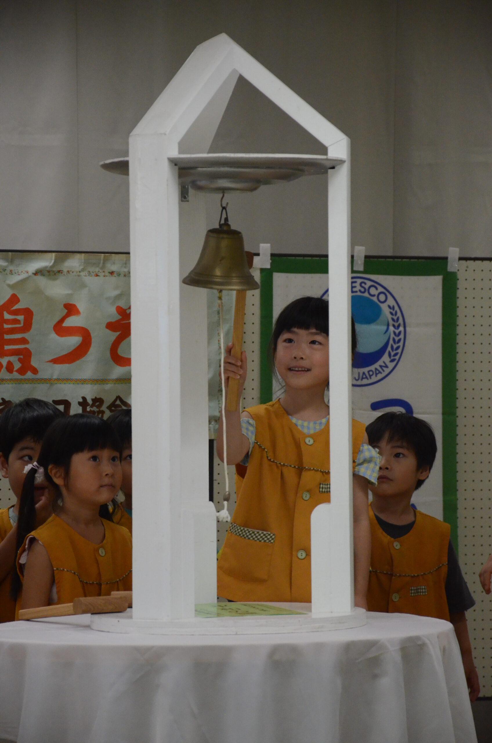 響く音色　祈る平和　園児ら鐘鳴らす（水沢ユネスコ協会）