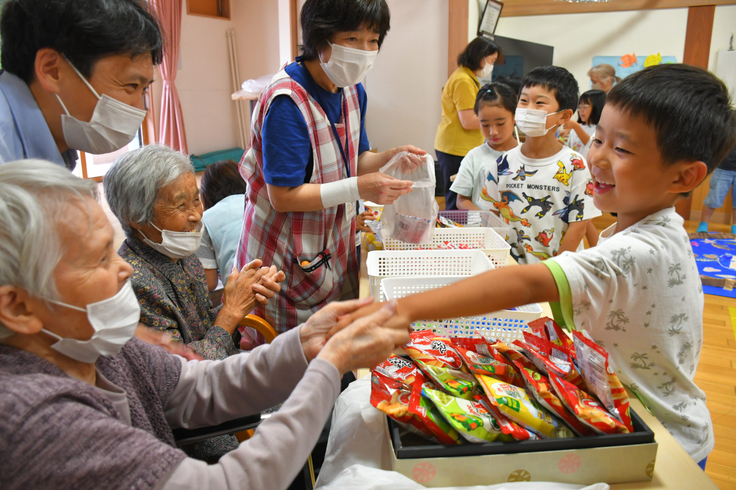 世代超え交流深める 特養ホームで夏祭りにぎやかに（胆沢）