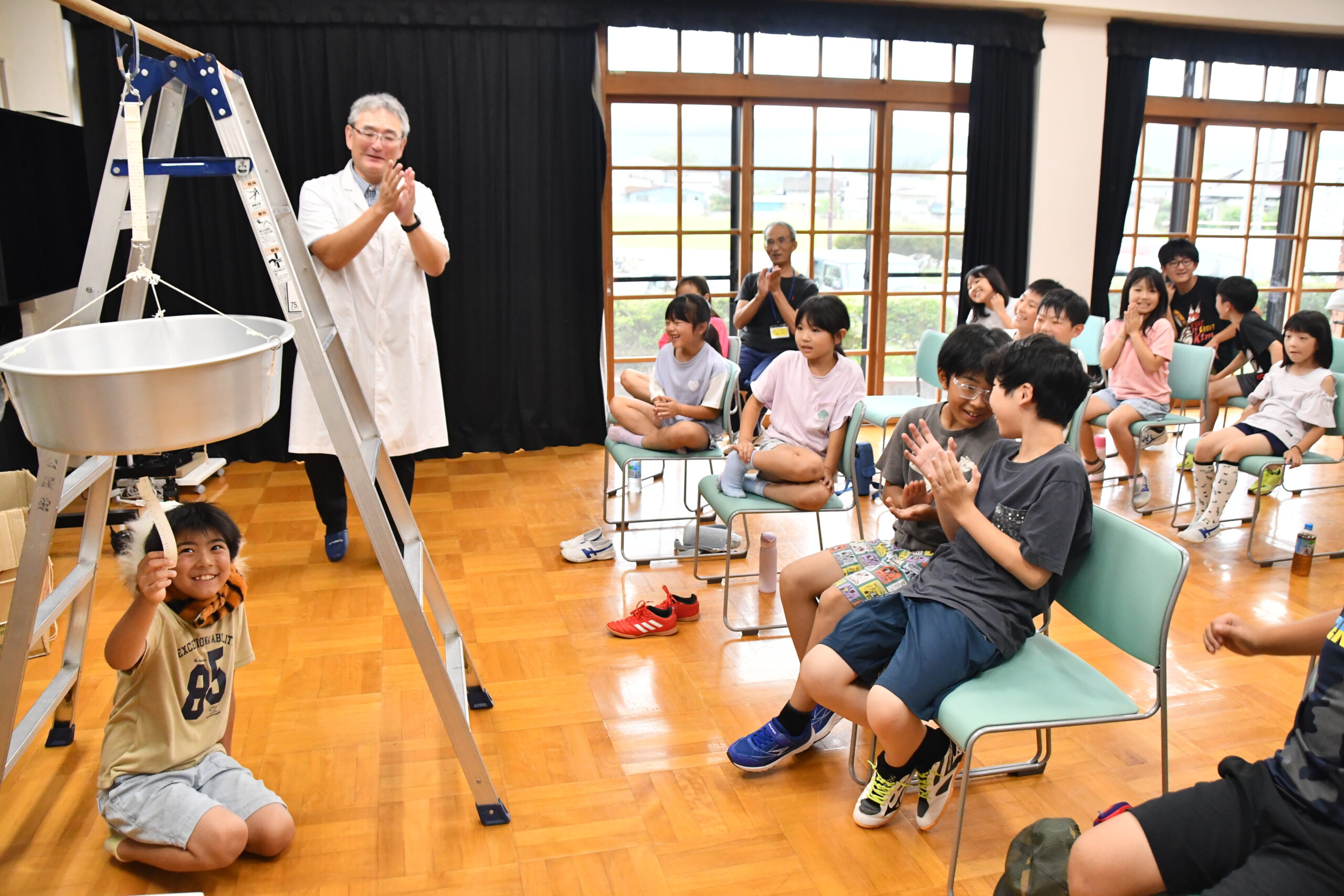 歓声上げ理科実験　「しらやまキッズハウス」始まる  夏休み満喫の５日間（前沢）