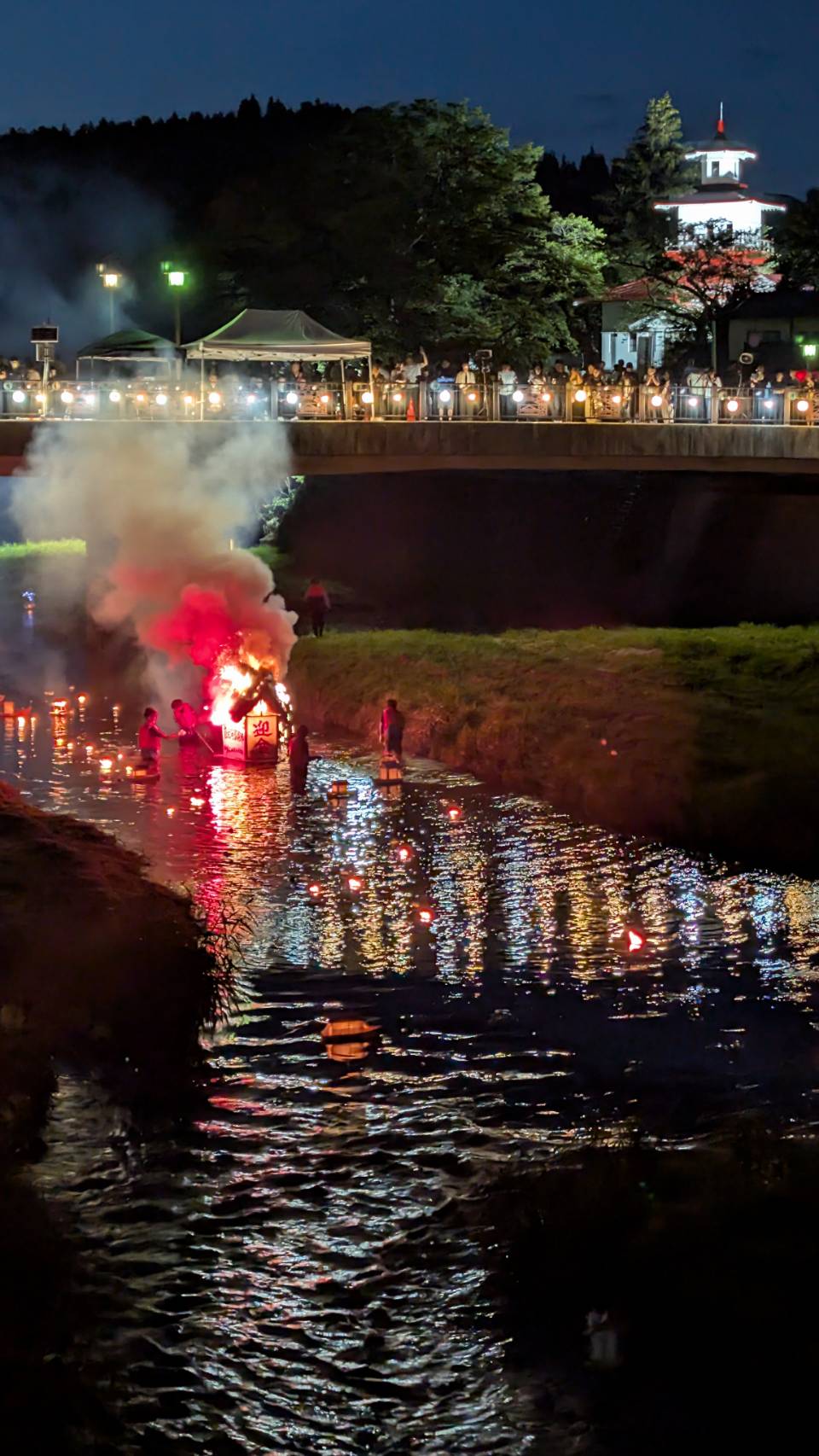 鎮魂の灯　川面照らす 盂蘭盆まつり 思い込め鹿踊も（江刺）