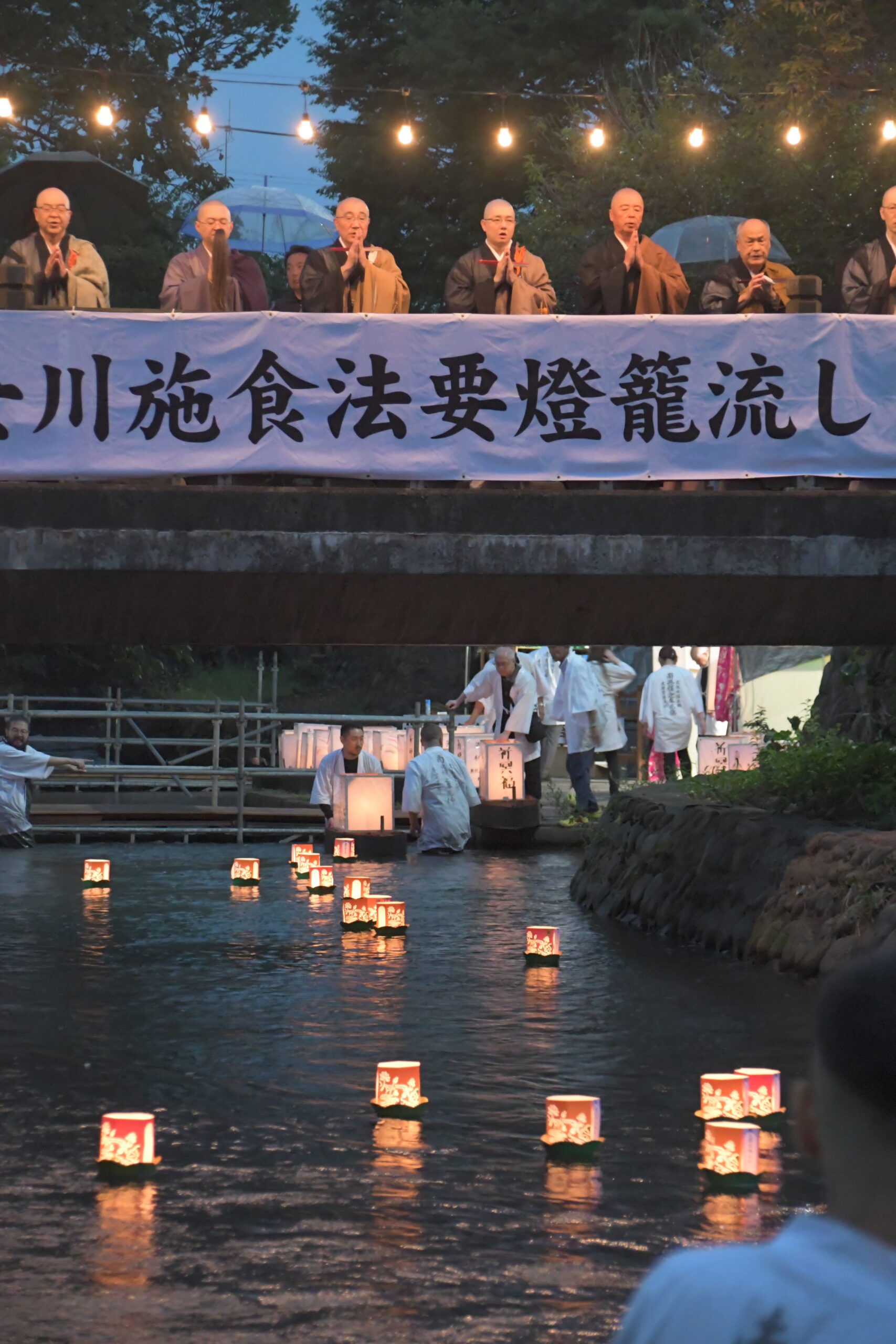揺れる光　送る夏 故人しのび灯籠流し（水沢・乙女川）