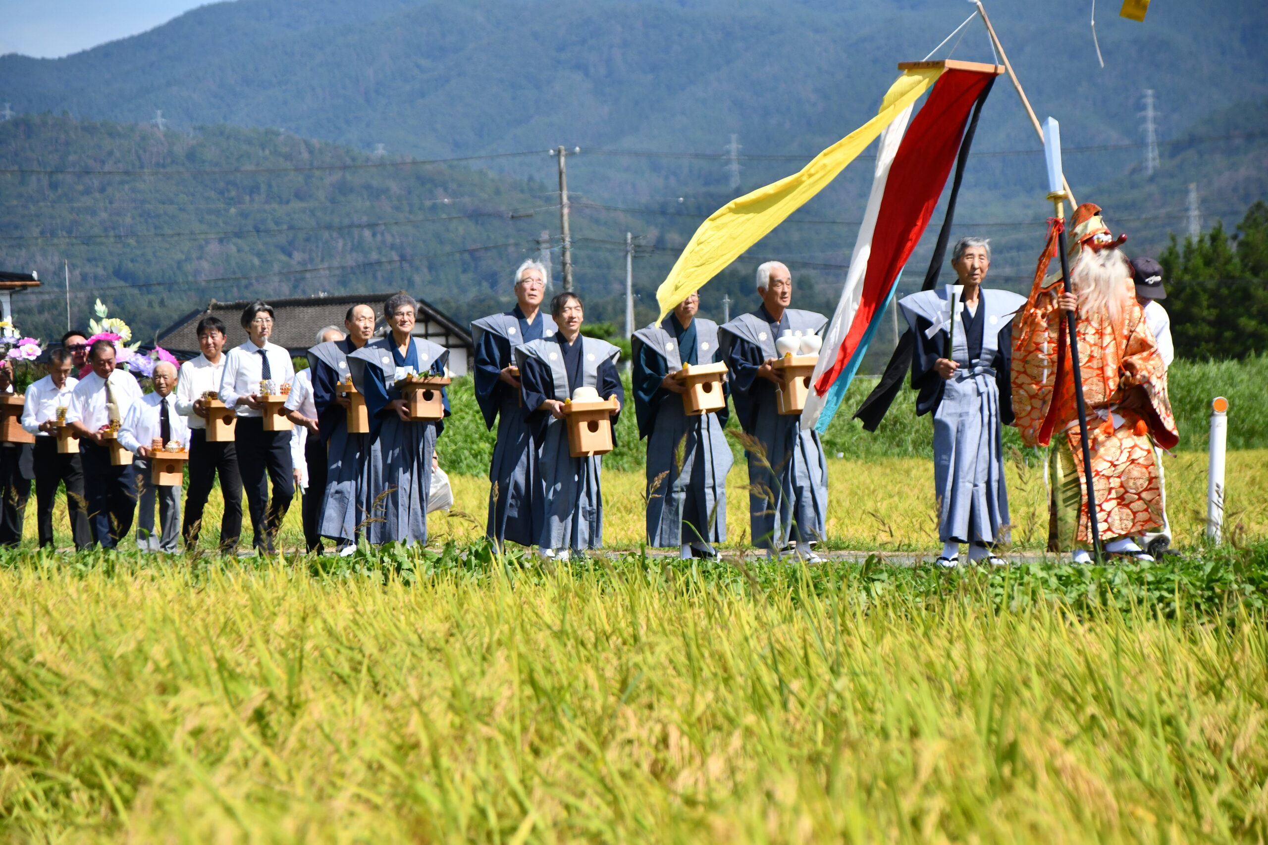 五穀豊穣 家内安全 願い込め田園進む行列