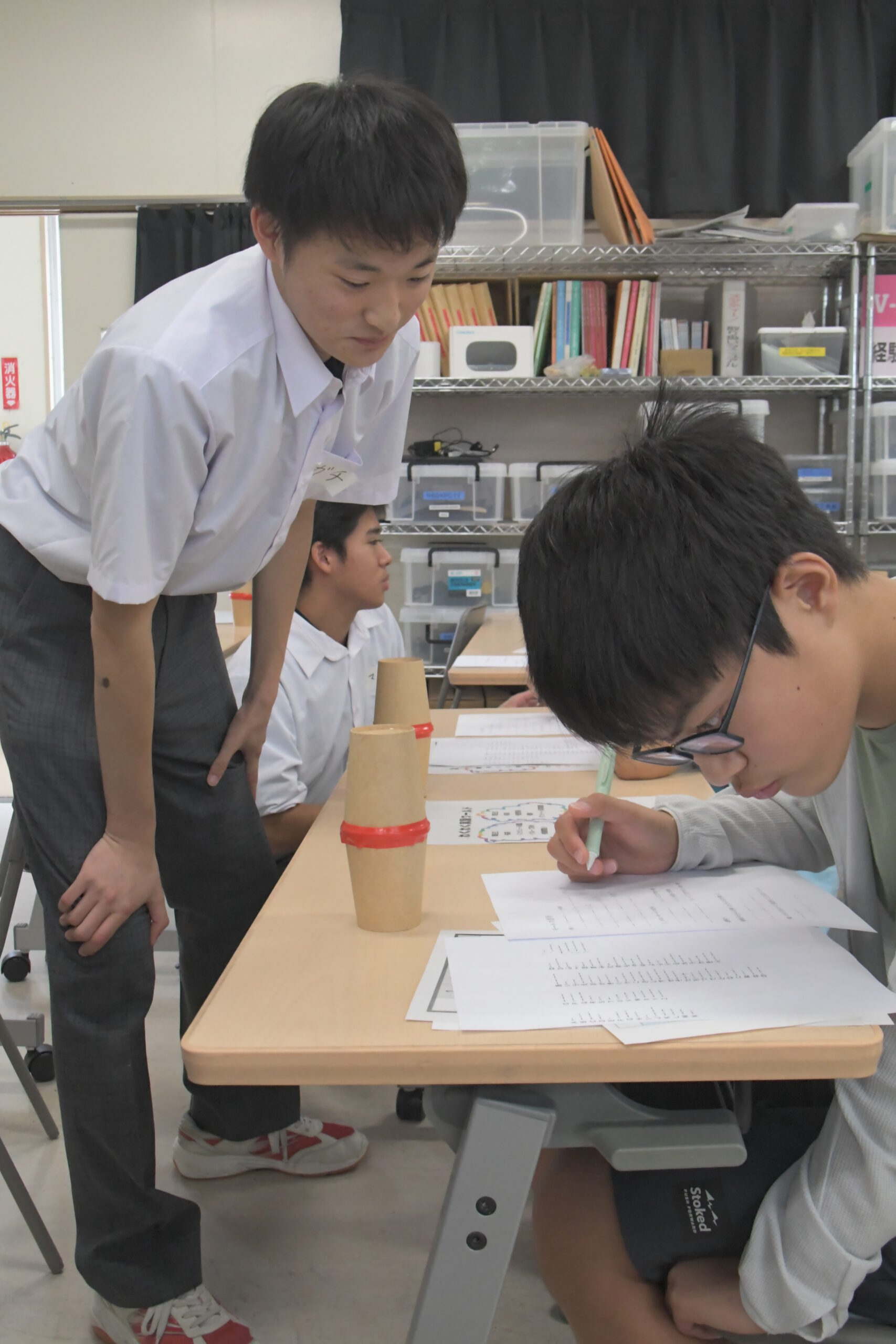 理数の魅力を児童たちに   生徒が主体、実験講座（水沢高）