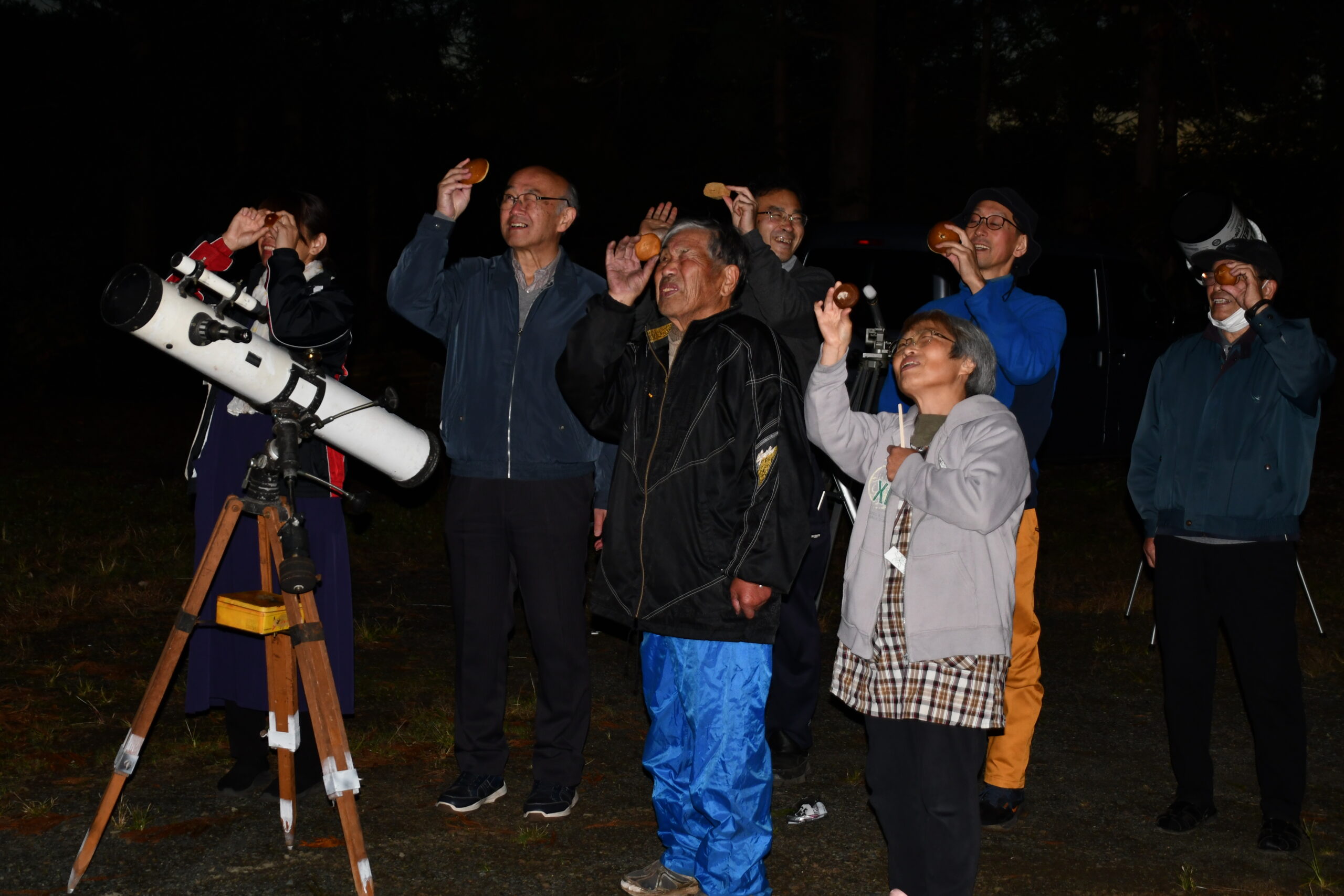 「まんじゅうに穴」　ユニークお月見　口伝再現　団子も頬張り秋夜を満喫（衣川外の沢）