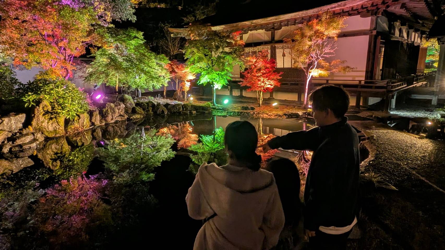 夜闇に浮かぶ錦模様  えさし藤原の郷  紅葉ライトアップ、11月8日まで
