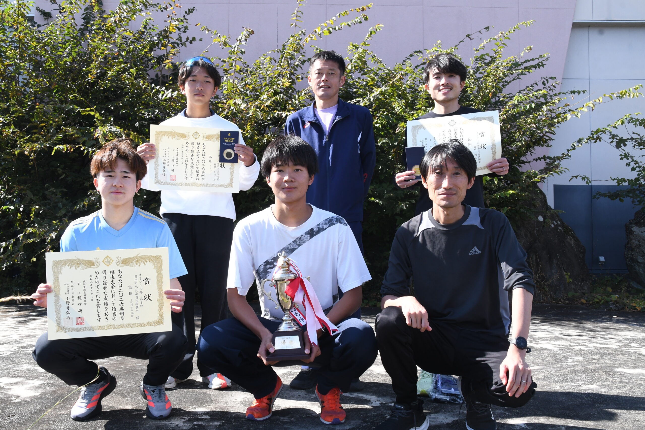 秋晴れの田園　駆ける　声援力に継走大会（市陸協と本社主催）